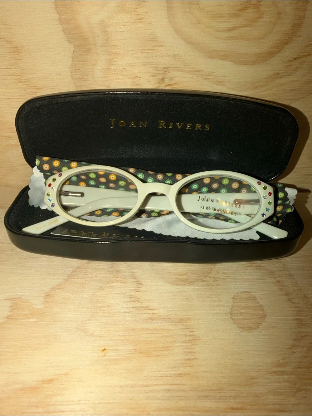 Vintage Joan Rivers Classic Collection Cream Cat-Eye Reading Glasses